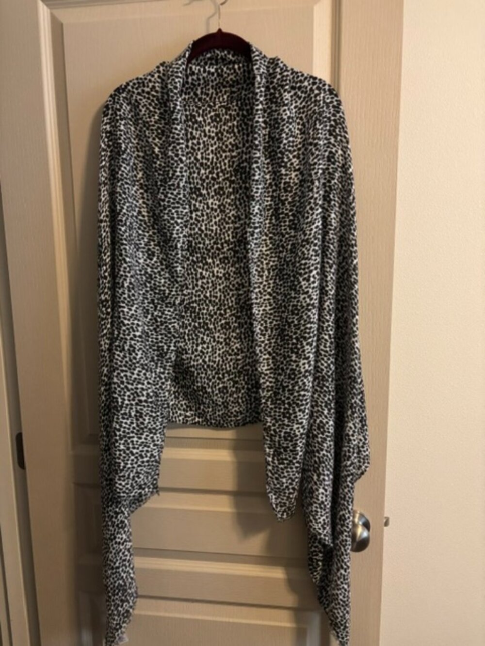 Old Navy Taille Unique Animal Print 72x31 Black/White Wrap/Scarf NWT